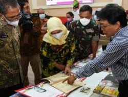 Anggota TP2GD Gorontalo, Basri Amin menjelaskan bukti-bukti karya tulis H.B. Jassin kepada anggota TP2GP. (Foto: Istimewa)