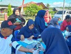 Pemeriksaan kesehatan gratis oleh Puskesmas Dulupi. (Foto : Istimewa)