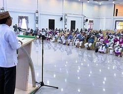 Penyambutan jamaah haji Kloter 14 oleh Sekda Provinsi Gorontalo, Darda Daraba, Rabu (10/8/2022). (Foto : Istimewa)