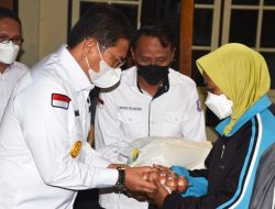 Penjagub Gorontalo, Hamka Hendra Noer, ketika menyerahkan BLP3G kepada salah satu perwakilan warga Kelurahan Talumolo, Kecamatan Dumbo Raya, Kota Gorontalo, Rabu (3/8/2022). (Foto : Ist)