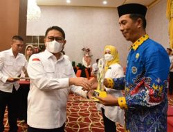 Penjagub Hamka Hendra Noer saat memberikan penghargaan kepada perwakilan kepala sekolah penerima adiwiyata tingkat Provinsi Gorontalo 2022, pada kegiatan rapat koordinasi (Rakor) penyelarasan indikator pembangunan lingkungan hidup dan kehutanan Provinsi Gorontalo di tahun 2023, Rabu (21/9/2022). (Foto: Ist/Ryan)