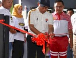 Penjabat Gubernur Gorontalo Hamka Hendra Noer saat bermain bulu tangkis usai meresmikan Gedung Olahraga Billionaires Badminton Hall yang berlokasi di Kelurahan Heledulaa Utara, Kecamatan Kota Timur, Kota Gorontalo, minggu (18/9/2022). (Foto : Ist/ Fadly)