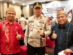 Ketua DPRD Kabupaten Gorontalo, Syam T Ase (ujung kanan) saat foto bersama dengan Sekda Roni Sampir (ujung kiri) dan Kapolres Gorontalo AKBP Dadang Wijaya (tengah) di sela kegiatan pertemuan dengan Mendagri. (Foto: Ist/Humas)