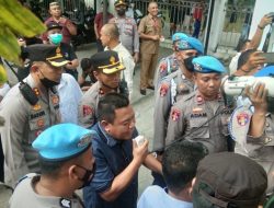 Ketua DPRD Kabupaten, Syam T Ase saat menerima masa aksi. (Foto: Ist/Humas)