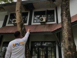 Kondisi plafon luar bangunan gedung Dinas PUPR nampak terlihat rusak. (Foto: Ist)