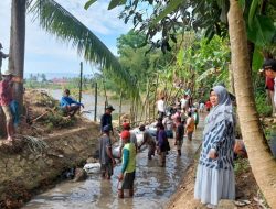 Anggota DPRD Kabupaten Gorontalo, Asni U Menu dan pemerintah setempat saat meninjau langsung lokasi irigasi yang jebol, Selasa (13/9//2022). (Foto: Ist)