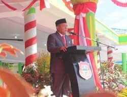 Ketua DPRD Syam T Ase saat membaca teks proklamasi dalam upacara detik-detik kemerdekaan RI ke 77, di Lapangan Sport Center Limboto, Rabu (17/8/2022). (Foto: Ist)