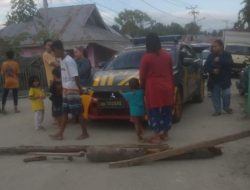Suasana pemblokiran jalan Raja Wadipalapa sehari sebelum dikerjakan pengaspalan. (Foto: Ist)