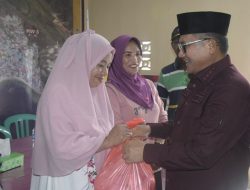 Walikota Gorontalo, Marten Taha saat menyerahkan bantuan kepada warga di Kelurahan Leato Selatan. (Foto: Ist/humas)