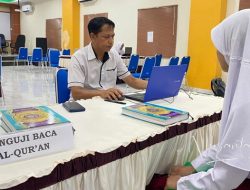 Calon siswa baru MTs Negeri 1 Kota Gorontalo yang sedang melakukan tes wajib baca Alquran. (Foto: Nusantara1)