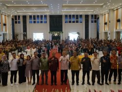 Sekda Kabupaten Gorontalo, Roni Sampir foto bersama dengan peserta Seminar Mekar Jaya Indonesia. (Foto:Ist)