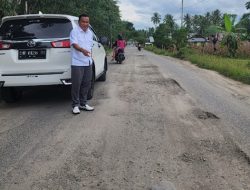 Anggota DPRD Kabupaten Gorontalo Dapil Batudaa Cs, Ali Polapa saat meninjau lokasi proyek jalan Pangadaa-Bakti yang putus kontrak. (Foto: Ist)