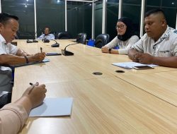 Ketua Komisi ll DPRD Kabupaten Gorontalo, Ali Polapa menerima eks peserta seleksi TKSK di ruang Dulohupa. (Foto: Ist)