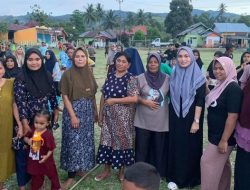 Novita Sunge (kerudung abu-abu) selalu hadir di tengah-tengah warga ketika ada kegiatan. Foto ini saat bersama ibu-ibu di Desa Ilomata, Atinggola. (Foto: Ist)