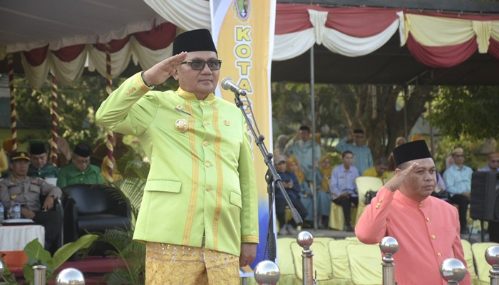 Walikota Gorontalo, Marten Taha saat memimpin upacara peringatan Hari Pendidikan Nasional, Selasa (2/5). (Foto: Ist)