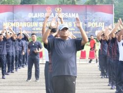 Kapolda Gorontalo Irjen Pol Drs. Angesta Romano Yoyol, MM saat berolahraga di Lapangan Korem 133/NWB. (Foto: Ist)