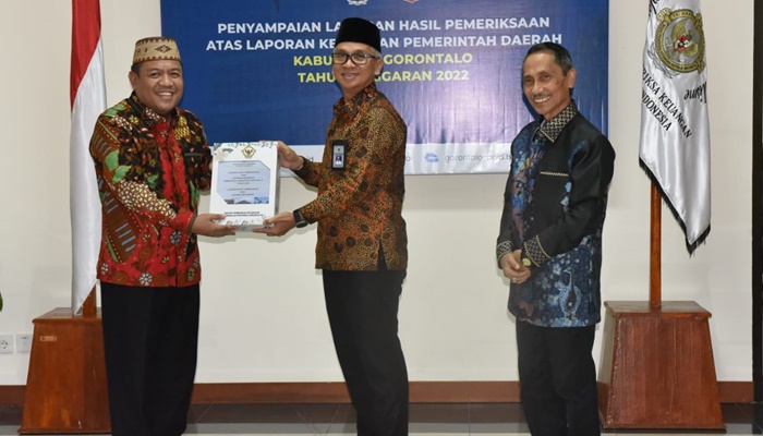 Ketua DPRD Kabupaten Gorontalo, Syam T Ase saat menerima LHP atas LKPD tahun anggaran 2022 yang diserahkan langsung oleh Kepala BPK-RI Perwakilan Provinsi Gorontalo, Rabu (24/5). (Foto: Ist)