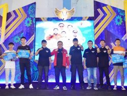 Walikota Gorontalo, Marten Taha (jaket merah) foto bersama pengurus, panitia dan pemenang ‘Esport Open Tournament’. (Foto: Ist)