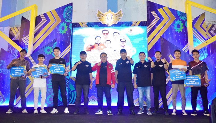 Walikota Gorontalo, Marten Taha (jaket merah) foto bersama pengurus, panitia dan pemenang ‘Esport Open Tournament’. (Foto: Ist)