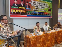 Walikota Gorontalo, Marten Taha saat memberi sambutan pada pembukaan Bimtek anggota DPRD. (Foto: Ist)