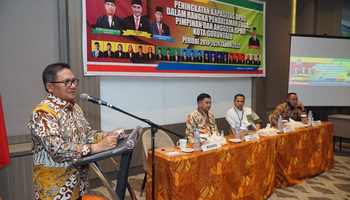 Walikota Gorontalo, Marten Taha saat memberi sambutan pada pembukaan Bimtek anggota DPRD. (Foto: Ist)