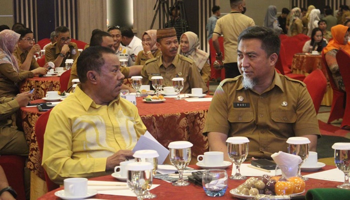 Ketua DPRD Provinsi Gorontalo, Paris Jusuf saat menghadiri menghadiri Forum Konsultasi Publik RPJPD, yang digelar di Hotel Aston Gorontalo pada Selasa (10/10). (Foto: Ist)