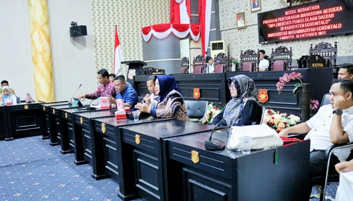 DPRD Kabupaten Gorontalo saat menerima kunjungan puluhan mahasiswa peserta program PMM Batch 3 UMGo. [foto:ist]