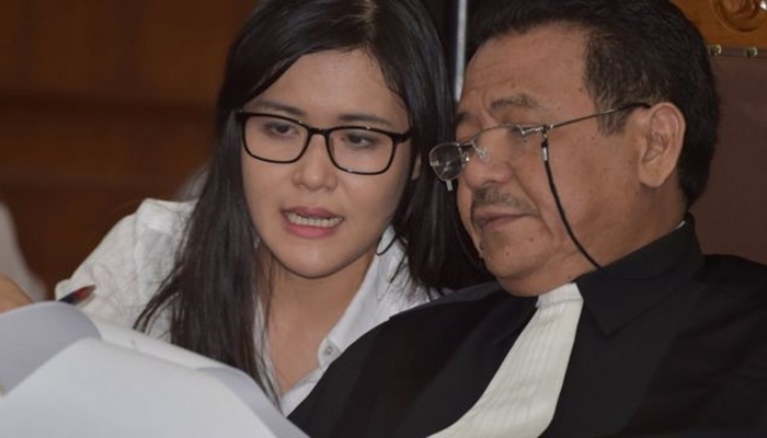 Jessica Kumala Wongso bersama pengacaranya, Otto Hasibuan saat persidangan beberapa tahun lalu. [Foto: Ist]
