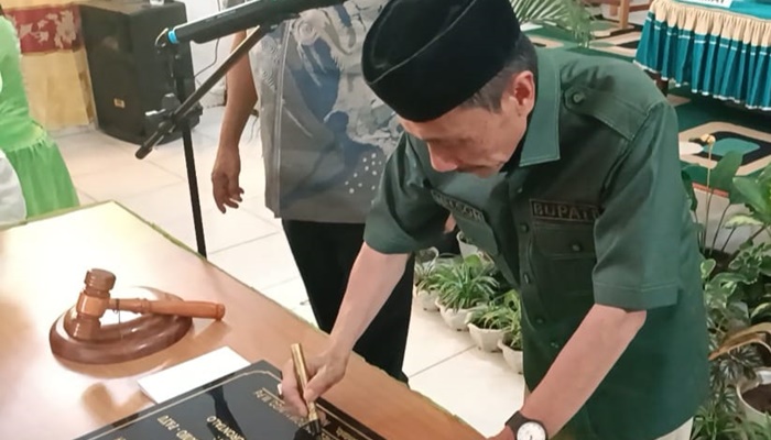 Bupati Gorontalo, Nelson Pomalingo saat meresmikan salah satu program pembangunan di Kecamatan Mootilango. [foto: ist]