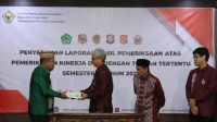 Ketua DPRD Kabupaten Gorontalo, Syam T Ase saat menerima LHP kinerja semester ll 2024 dari Kepala BPK-RI Perwakilan Gorontalo.