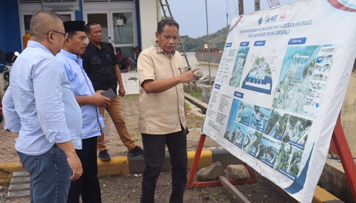 Wakil Ketua DPRD Provinsi Gorontalo, Ridwan Monoarfa, saat melakukan kunjungan kerja ke Pelabuhan AGIT di Kecamatan Anggrek, Gorontalo Utara, Selasa (18/3). [foto:ist]