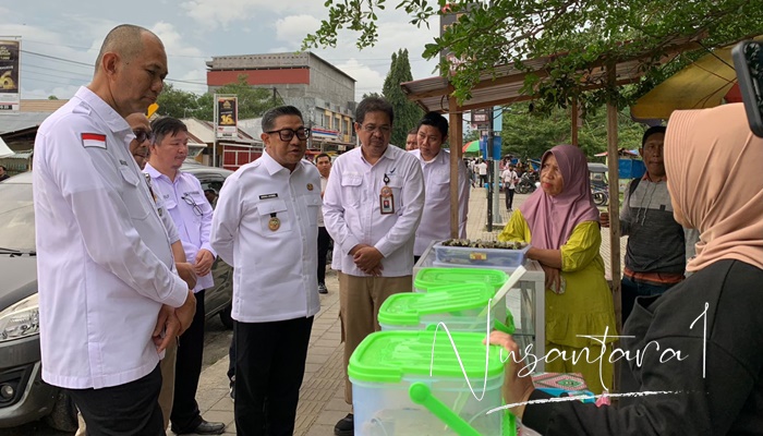 Wakil Wali Kota Gorontalo, Indra Gobel bersama BPOM Gorontalo dan Dinas Kesehatan Gorontalo saat berbincang dengan salah satu pedagang di Kawasan Kalimadu, Rabu (5/3). [foto:fikar buntuan/nusantara1}