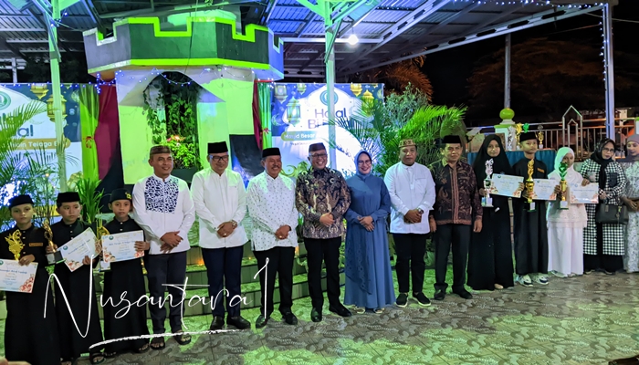 Ketua DPRD Kabupaten Gorontalo, Zulfikar Usira dan anggota legislatif bersama Bupati Gorontalo Sofyan Puhi hadiri Halalbihalal di Desa Tuladenggi. [foto:juna/nusantara1]