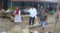 Wakil Ketua DPRD Provinsi Gorontalo, Ridwan Monoarfa langsung mengunjungi warga yang terdampak banjir di Gorontalo Utara. [foto:ist]