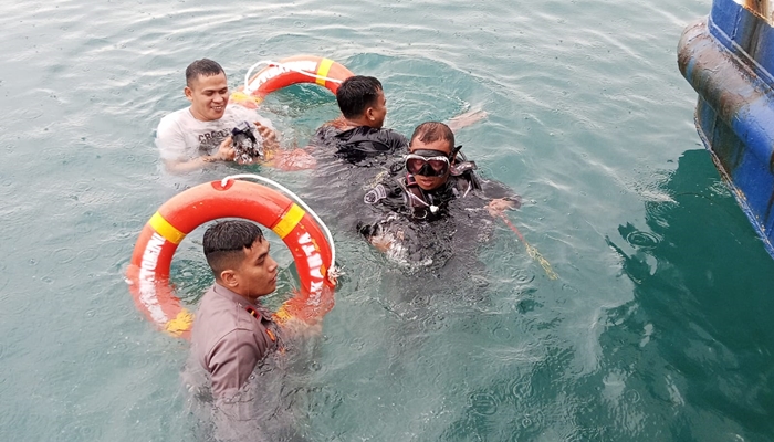 Petugas saat melakukan penyelaman untuk memotong tali yang melilit baling-baling kapal, Jumat (4/4). [foto:ist]