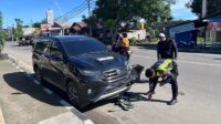 Pihak Kepolisian saat melakukan pengecekan langsung ke lokasi lakalantas, Kamis (3/4). [foto:ist]