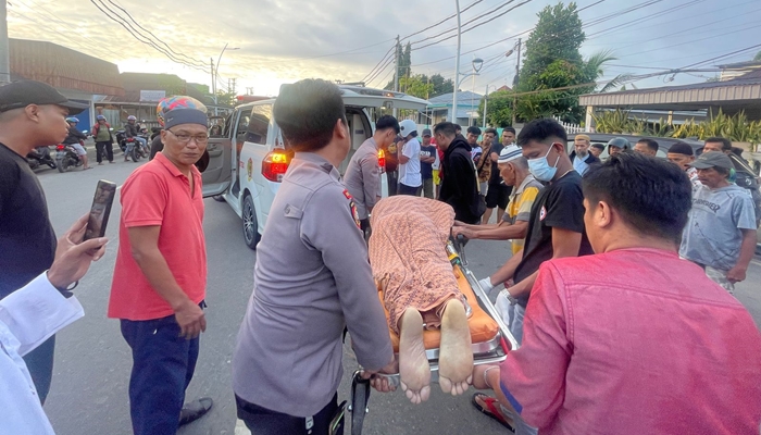 Petugas dan warga saat mengevakuasi korban Kamis (3/4) dari tempat kejadian. [foto:ist]