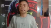 Pelaku penikaman yang berinisial RM beserta barang bukti berupa pisau. [foto:ist/humas]
