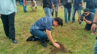Bupati Kepulauan Sangihe, Michael Thungari saat menanam pohon di Lokasi TPA Santiago, Jumat (4/4). [foto:gracedauhan/nusantara1]