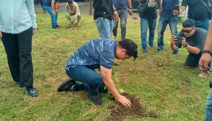 Bupati Kepulauan Sangihe, Michael Thungari saat menanam pohon di Lokasi TPA Santiago, Jumat (4/4). [foto:gracedauhan/nusantara1]