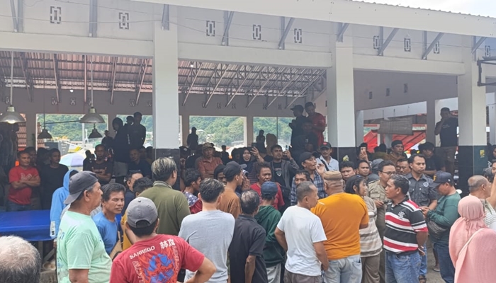 Suasana di TPI Tenda, Kota Gorontalo saat terjadi penolakan relokasi pedagang. [foto:ist]