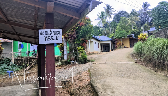 Tulisan Papan ‘Kecamatan Telaga Puncak Yes’. [foto:juna/nusantara1]