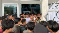BEM 1 Salah satu aksi demonstrasi yang digelar mahasiswa terkait polemik Pemilihan Presiden BEM UNG pada 16 Mei 2025 lalu.