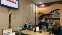 Siti Ainun Tuli (kanan), salah satu Tim Statistik Sosial BPS Provinsi Gorontalo saat ditemui awak media, Senin 26 Mei 2025. [Foto: Fikar Buntuan]