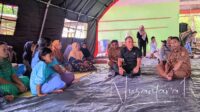 Ketua DPRD Kabupaten Gorontalo, Zulfikar Usira tinjau korban longsor di Desa Dulamayo Selatan. [foto:juna/nusantara1]