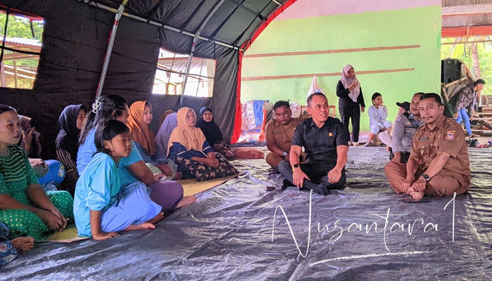 Ketua DPRD Kabupaten Gorontalo, Zulfikar Usira tinjau korban longsor di Desa Dulamayo Selatan. [foto:juna/nusantara1]
