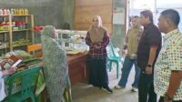 Sejumlah Anggota Komisi II DPRD Provinsi Gorontalo, saat meninjau langsung ke Kios Pupuk Bersubsidi ‘Karya Tani’ yang berada di Desa Popodu, Kecamatan Bulango Timur, Kabupaten Bone Bolango, Sabtu 31 Mei 2025. [foto:ist/humas]