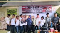 Anggota DPRD Provinsi Gorontalo, Espin Tulie saat menyerap aspirasi difabel dan lansia di Desa Tenggela. [foto:juna/nusantara1]