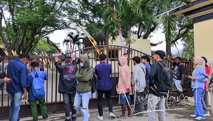 Aliansi mahasiswa gelar aksi di depan Polda Gorontalo. [foto:juna/nusantara1]