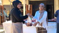 Direktur Operasional Grand Q Hotel Gorontalo, Rima Fazriah Usman, saat membagikan daging kurban kepada warga, Sabtu 7 Juni 2025. [Foto:Fikar Buntuan/Nusantara1]